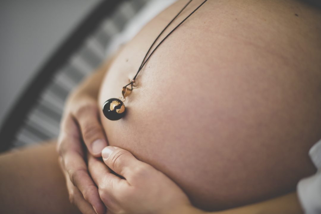 Pregnancy photo session - Bola necklace on baby bump - Pregnancy Photographer