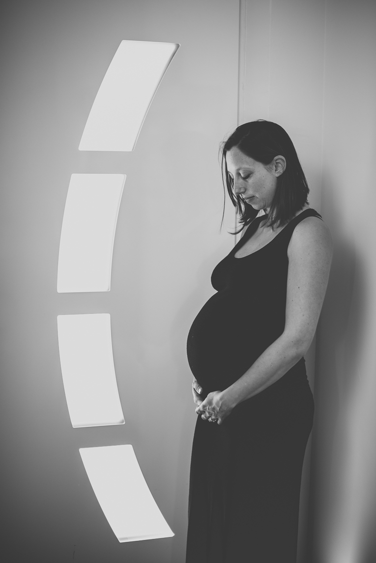 Séance photo grossesse Muret - femme enceinte de profil dans robe noire - Photographe grossesse