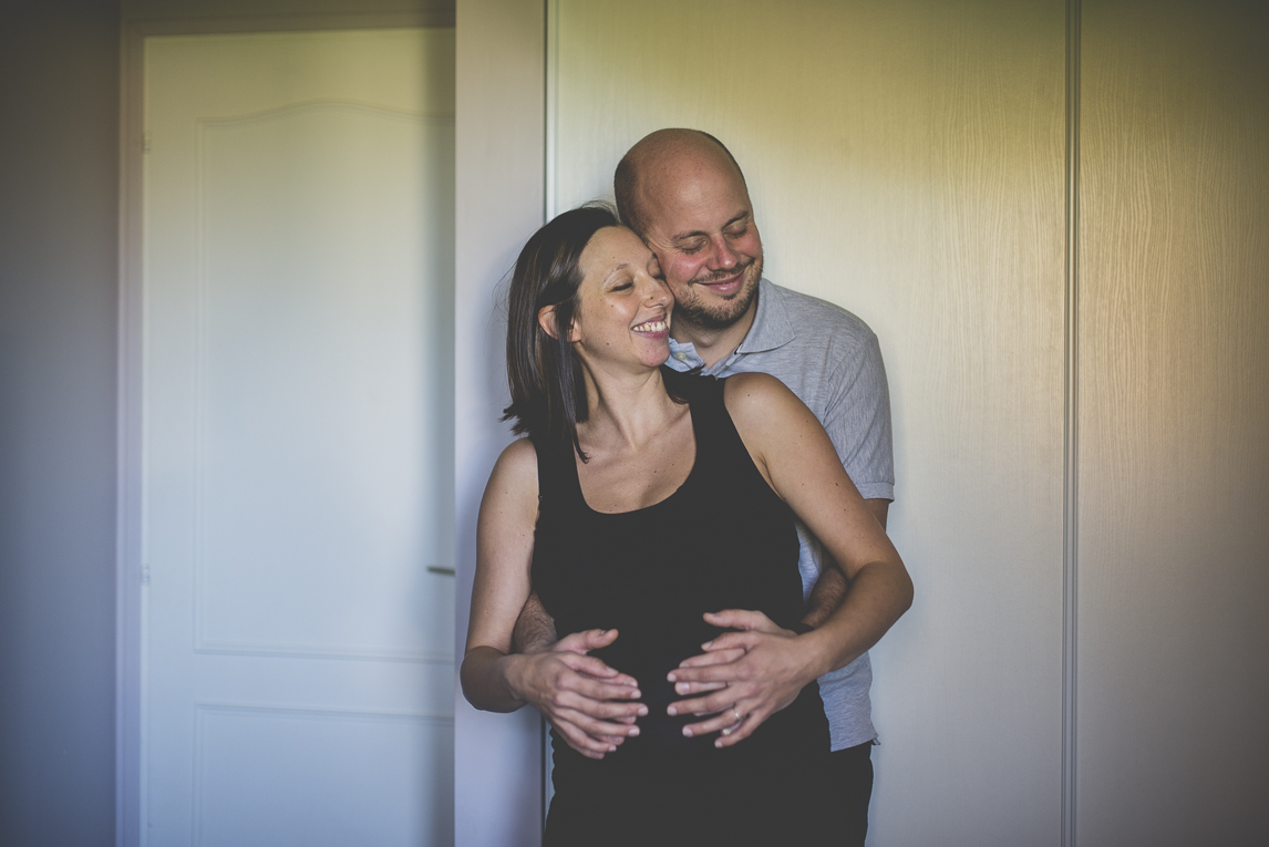Séance photo grossesse Muret - homme et femme enceinte sourient - Photographe grossesse