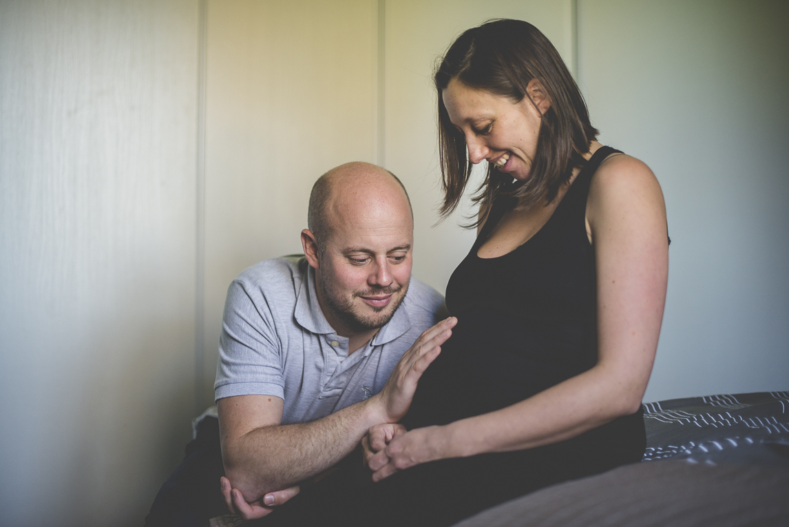 Séance photo grossesse Muret - homme pose sa main sur le ventre de sa femme enceinte - Photographe grossesse