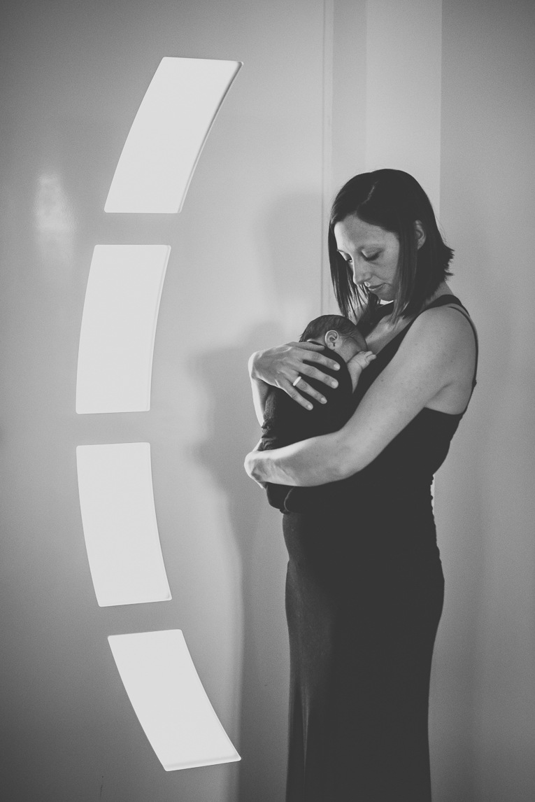 Séance photo nouveau-né Muret - maman et son bébé dans les bras - Photographe naissance
