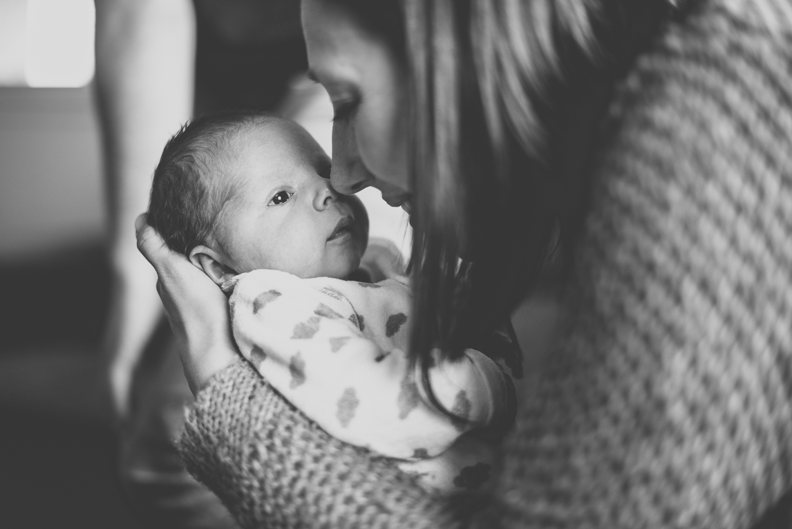 Séance photo nouveau-né Muret - maman et bébé nez contre nez - Photographe naissance