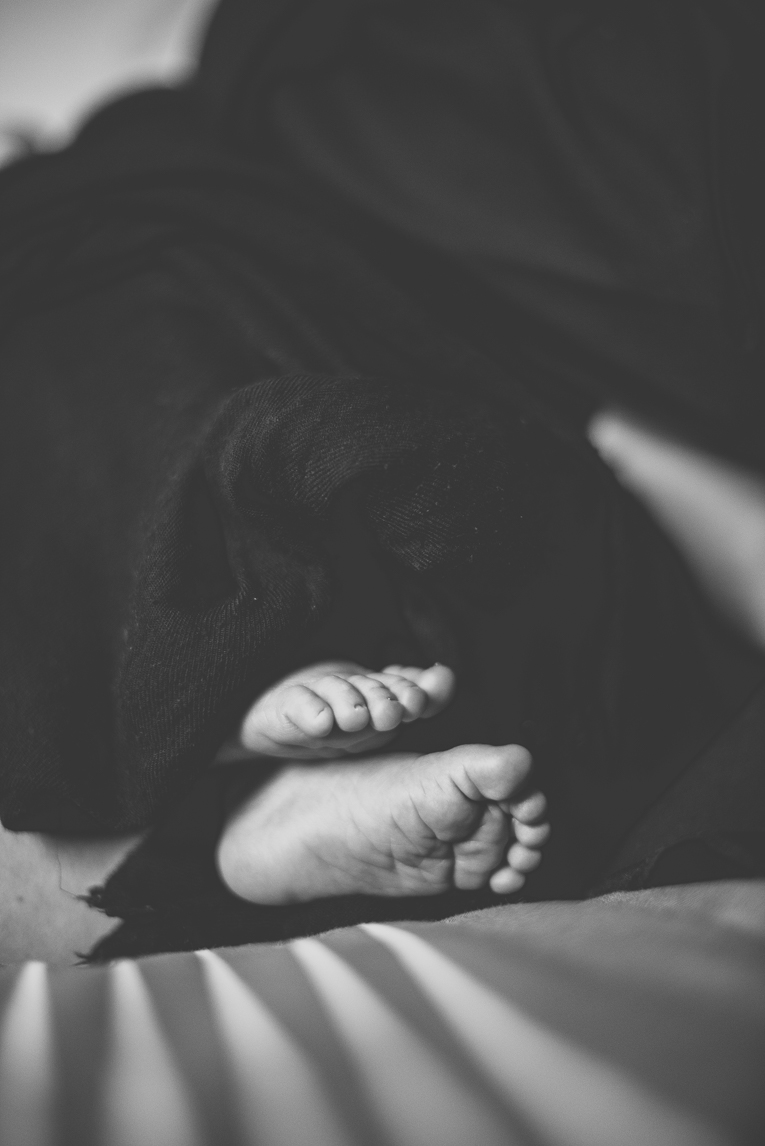 Séance photo nouveau-né Muret - pieds de bébé sortant de la couverture - Photographe naissance