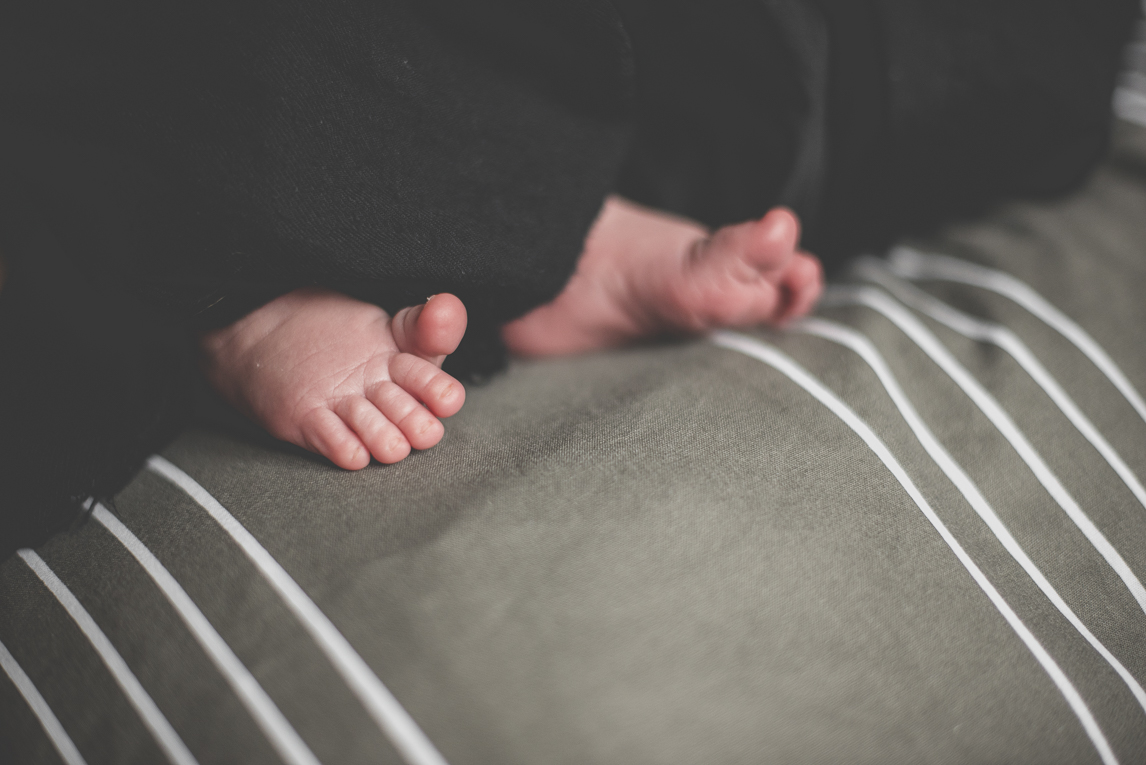 Séance photo nouveau-né Muret - pieds de bébé sous couverture - Photographe naissance