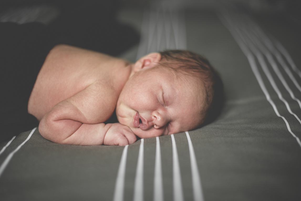 Séance photo nouveau-né Muret - portrait de nouveau-né endormi - Photographe naissance