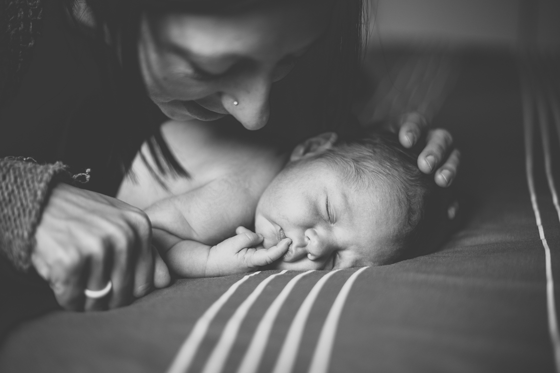 Séance photo nouveau-né Muret - nouveau-né s'endort sous le regard de maman - Photographe naissance