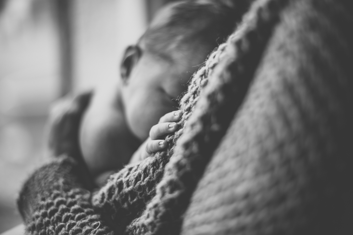 Séance photo nouveau-né Muret - doigts de bébé sur le cardigan de maman - Photographe naissance