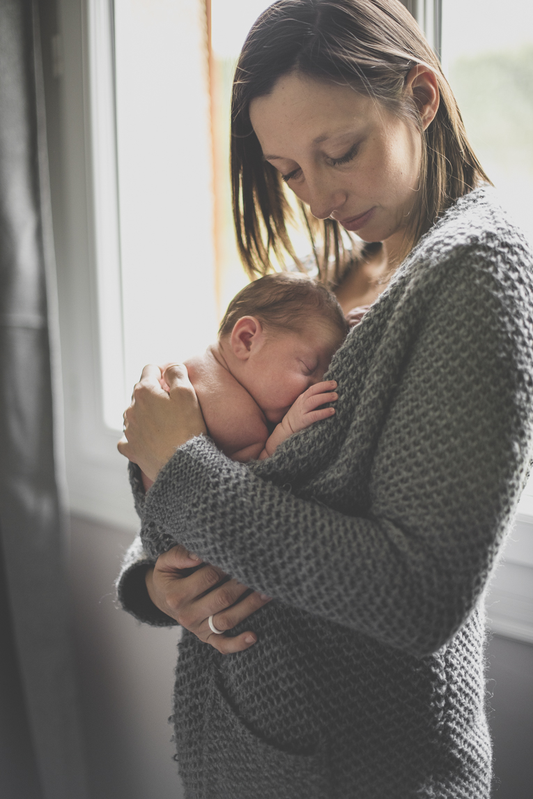 Séance photo nouveau-né Muret - bébé se cache dans le gilet de maman - Photographe naissance