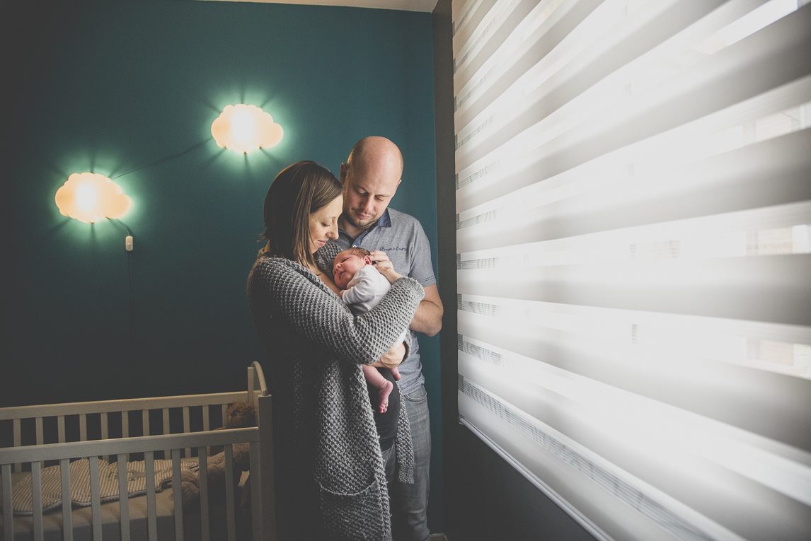 Séance photo nouveau-né Muret - papa maman et nouveau-né dans la chambre de bébé - Photographe naissance