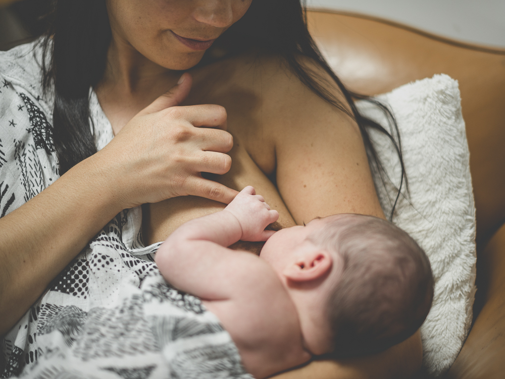 Newborn photo-shoot at home Southern France - mum breastfeeds her newborn - Newborn Photographer