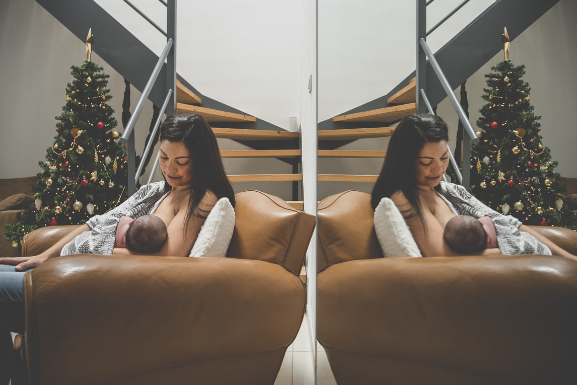 Séance photo naissance à domicile Occitanie - maman allaite nouveau-né avec un reflet dans le mirroir - Photographe naissance