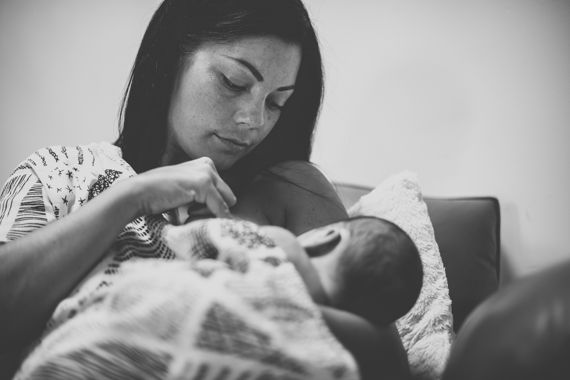 Séance photo naissance à domicile Occitanie - maman allaite nouveau-né - Photographe naissance
