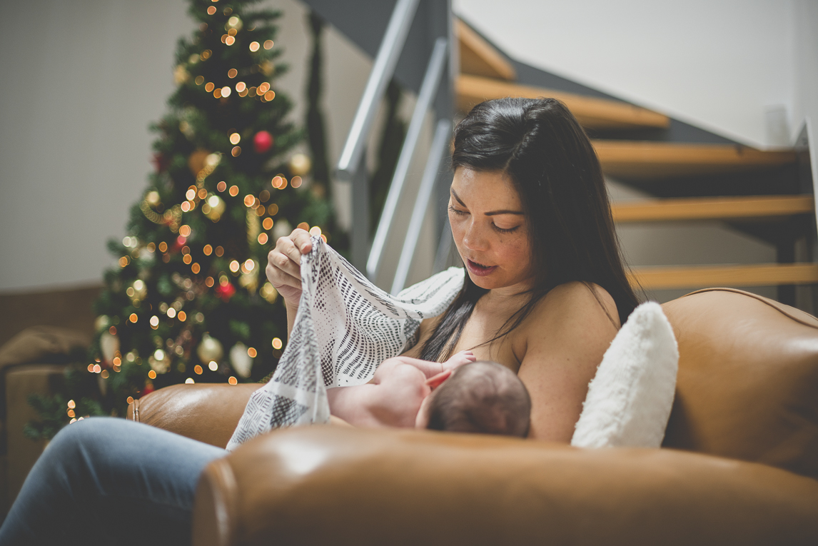 Séance photo naissance à domicile Occitanie - maman allaite nouveau-né - Photographe naissance