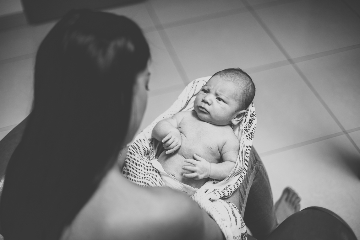 Séance photo naissance à domicile Occitanie - maman et nouveau-né se regardent - Photographe naissance