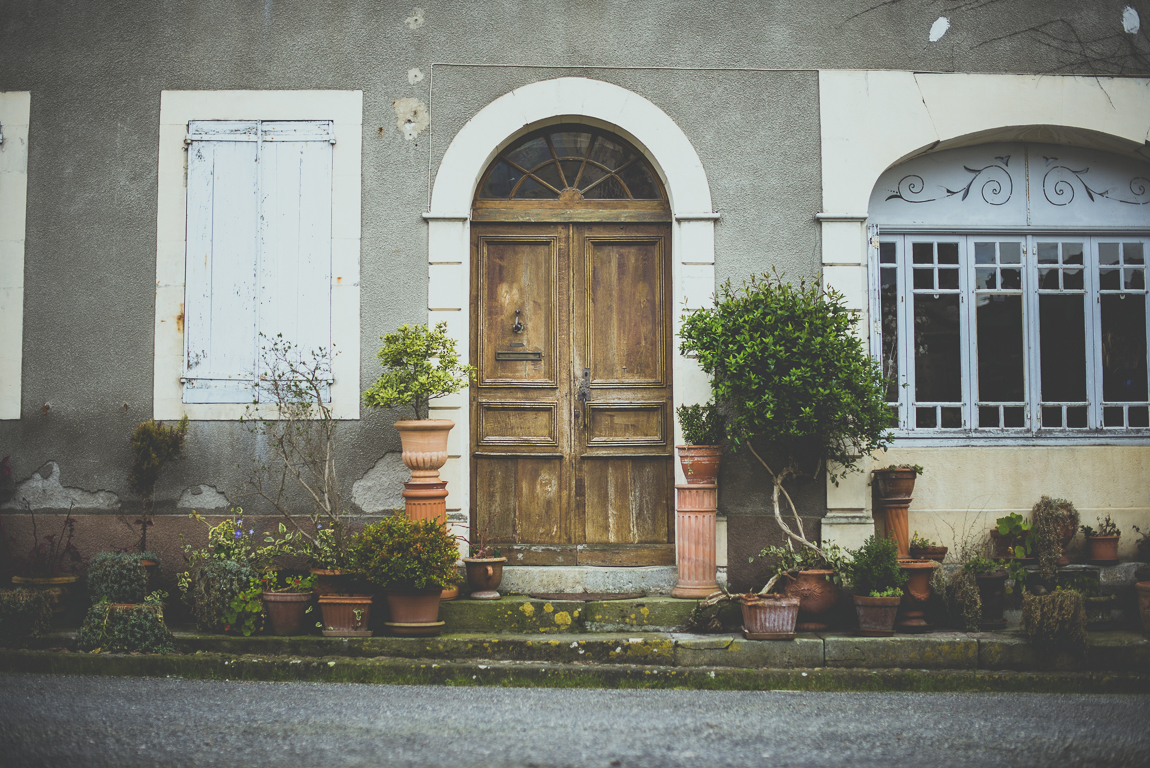 Reportage village Alan - entrée de maison avec plantes en pot - Photographe voyage