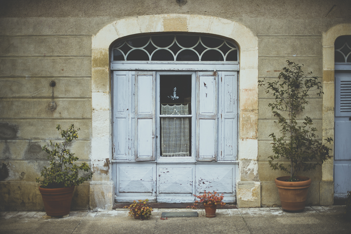 Reportage village Alan - porte bleue d'une maison - Photographe voyage