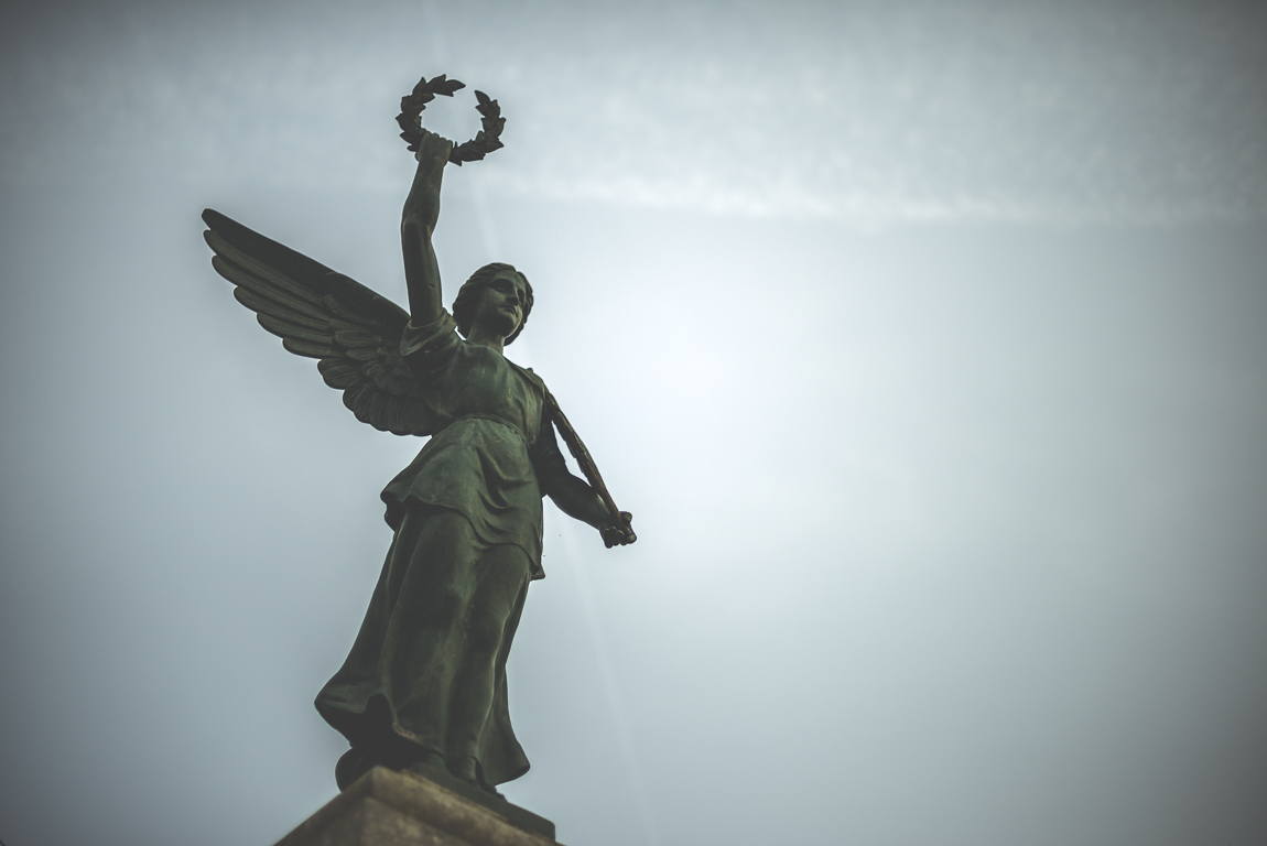 Reportage village Alan - statue devant ciel bleu - Photographe voyage