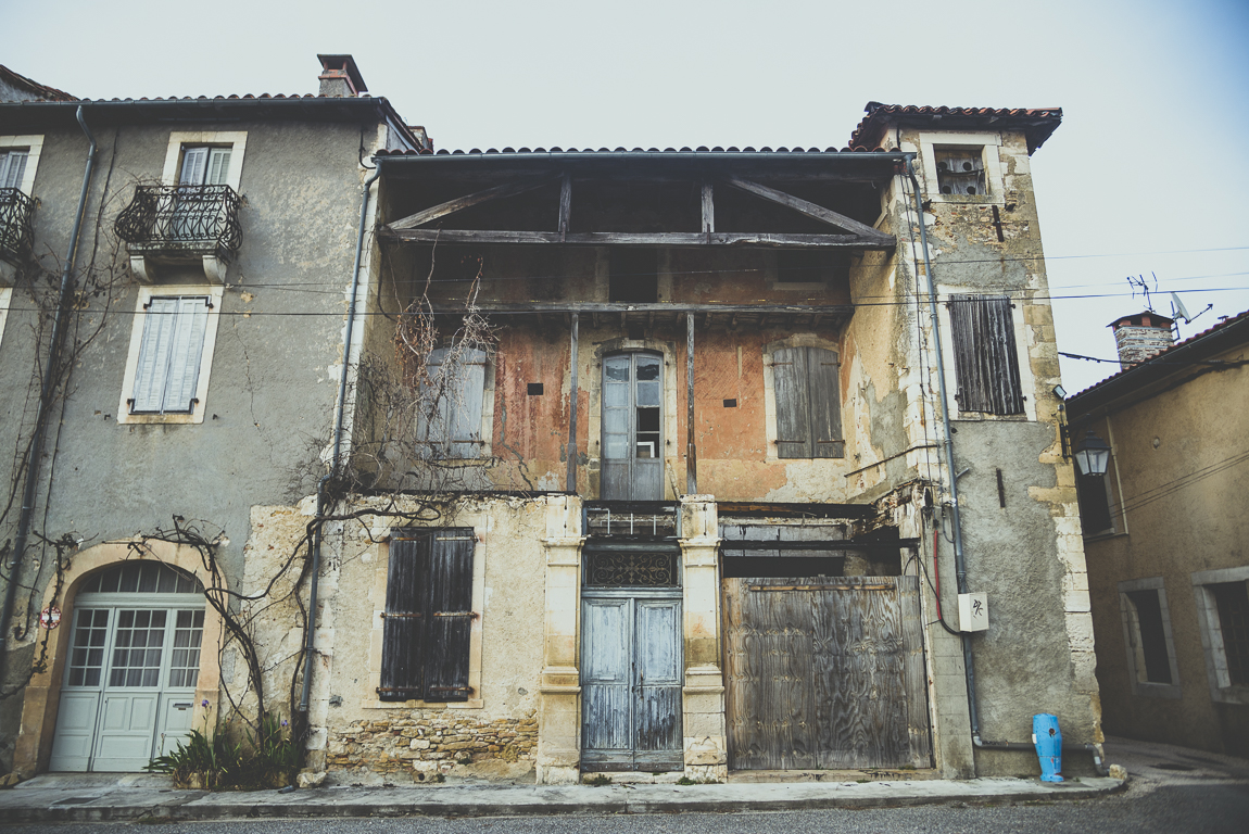 Reportage village Alan - bâtiment abandonné - Photographe voyage