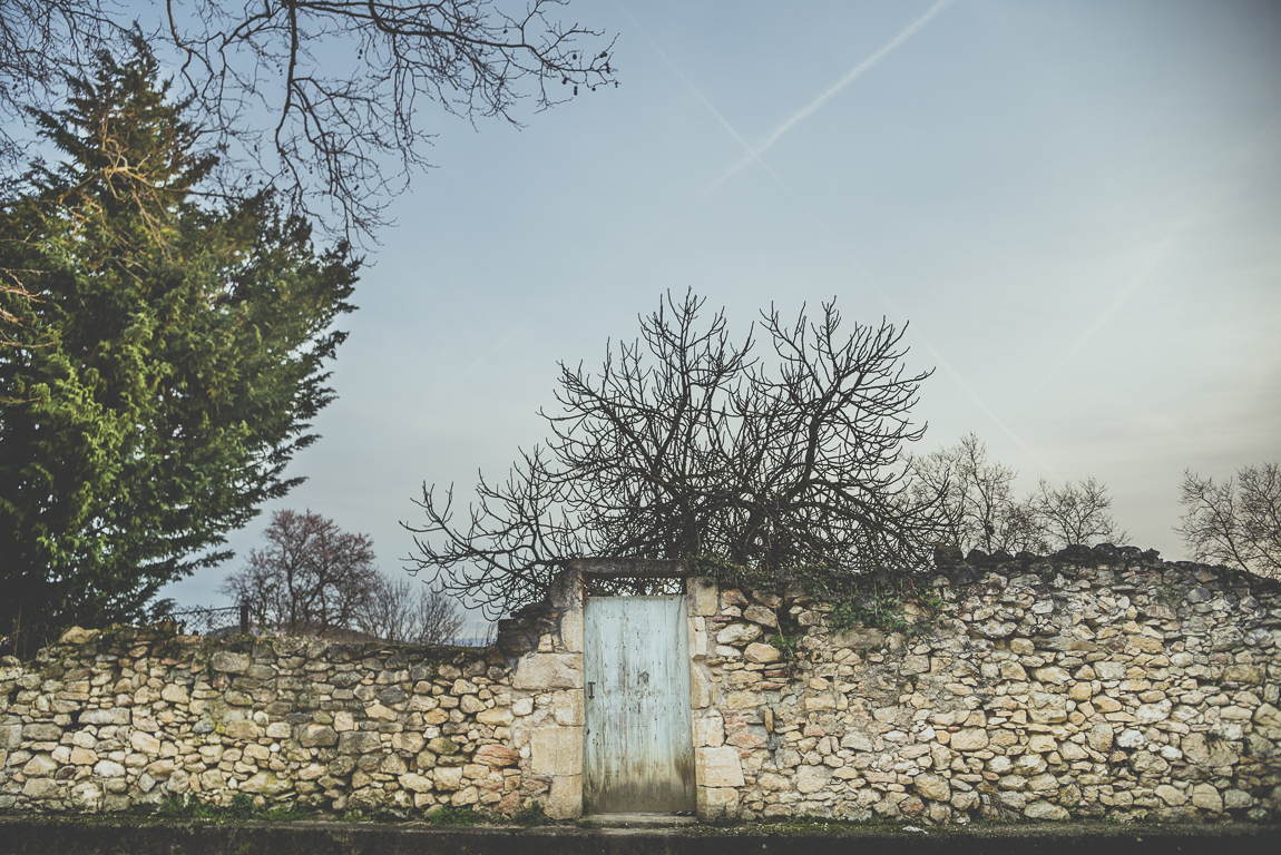 Reportage village Alan - mur en pierre en ruines - Photographe voyage