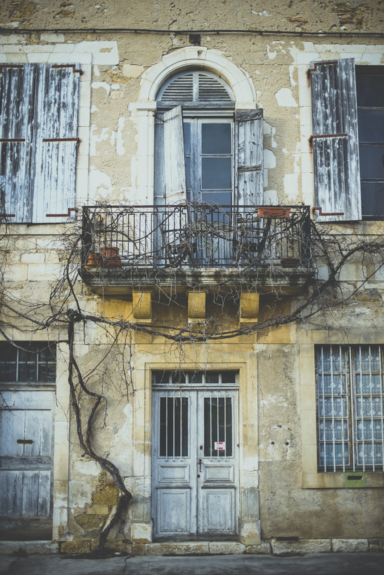 Reportage village Alan - façade bâtiment abandonné - Photographe voyage