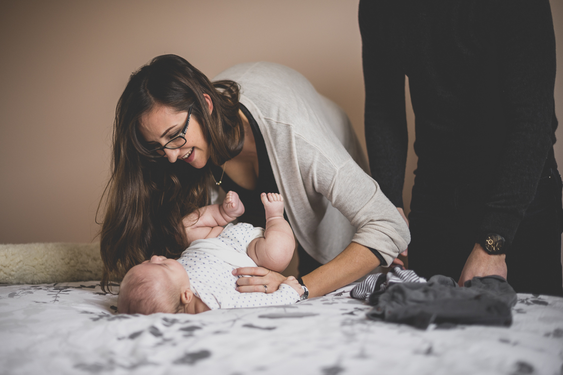 Séance bébé à domicile - maman change son bébé - Photographe bébé