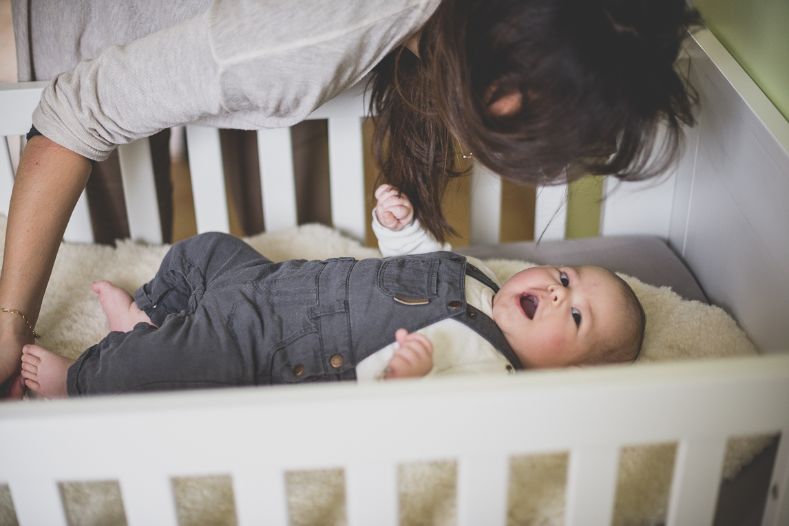 Séance bébé à domicile - bébé et sa maman - Photographe bébé