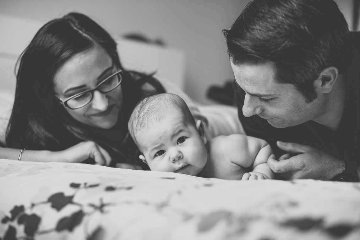 Séance bébé à domicile - bébé avec ses parents - Photographe bébé