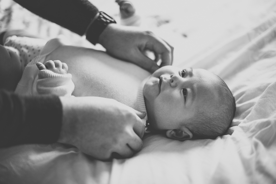 Séance bébé à domicile - bébé regarde son papa - Photographe bébé