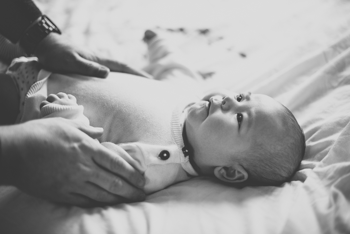 Séance bébé à domicile - bébé regarde son papa - Photographe bébé