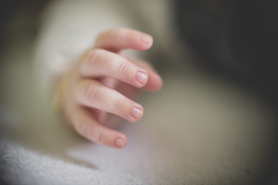 Baby photo session at home - close up on baby's fingers - Baby Photographer