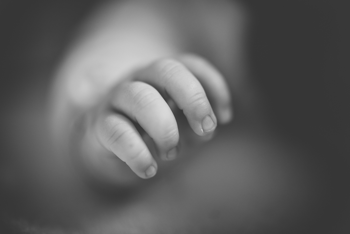 Séance bébé à domicile - gros plan doigts de bébé - Photographe bébé
