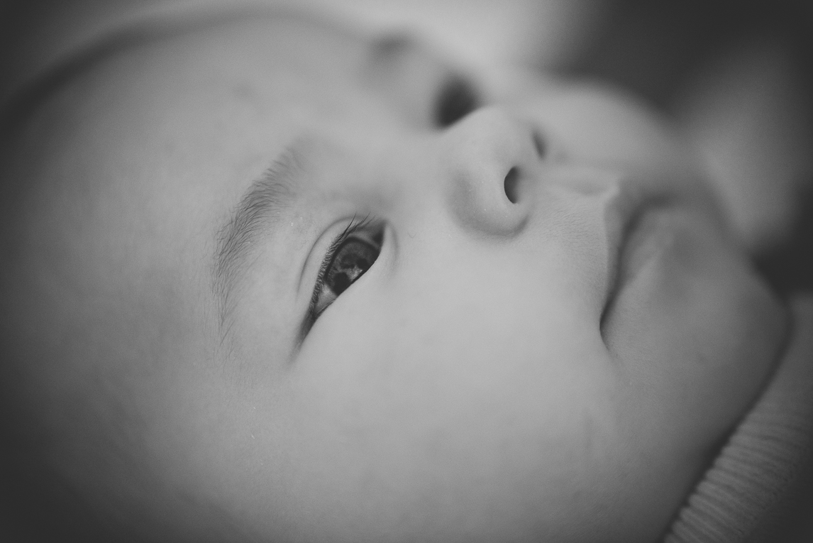 Séance bébé à domicile - gros plan visage bébé - Photographe bébé