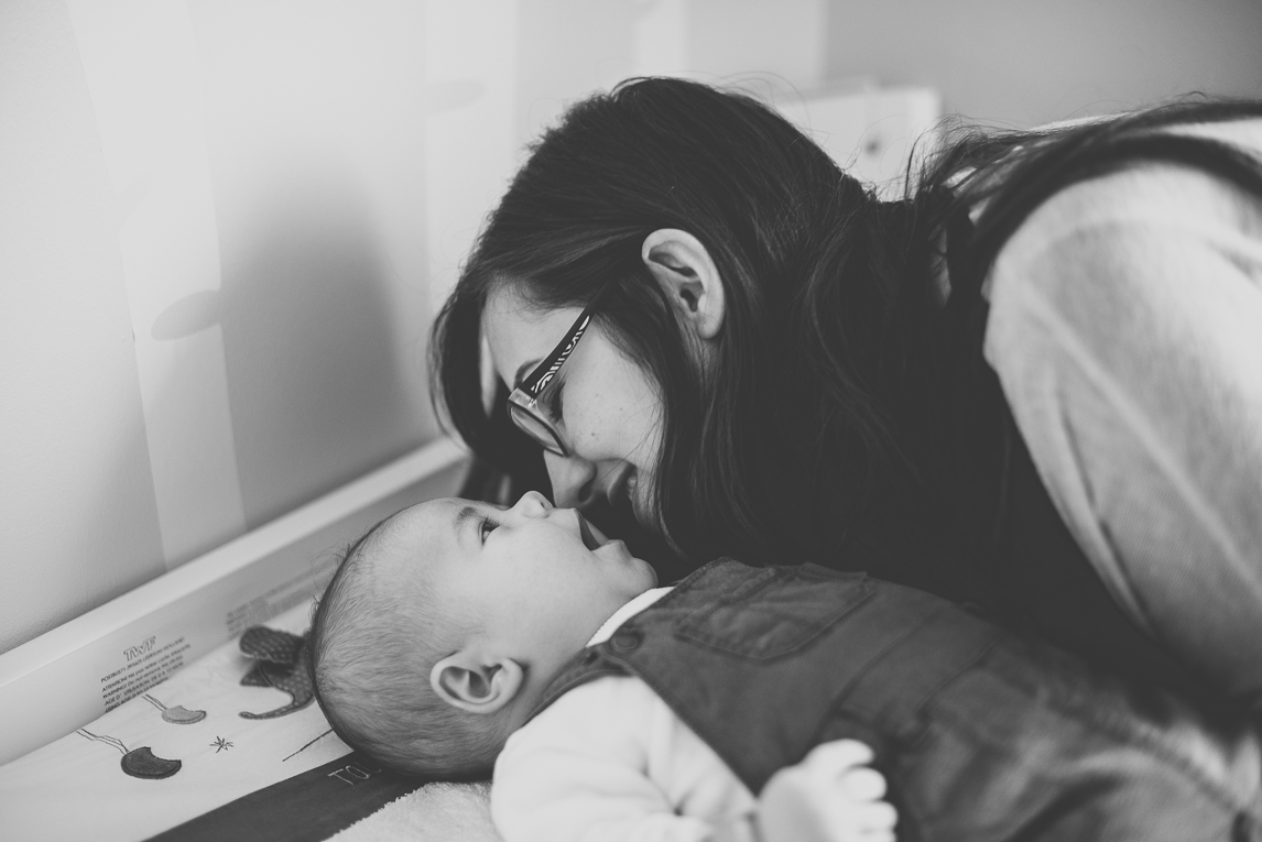 Séance bébé à domicile - maman embrasse son bébé - Photographe bébé
