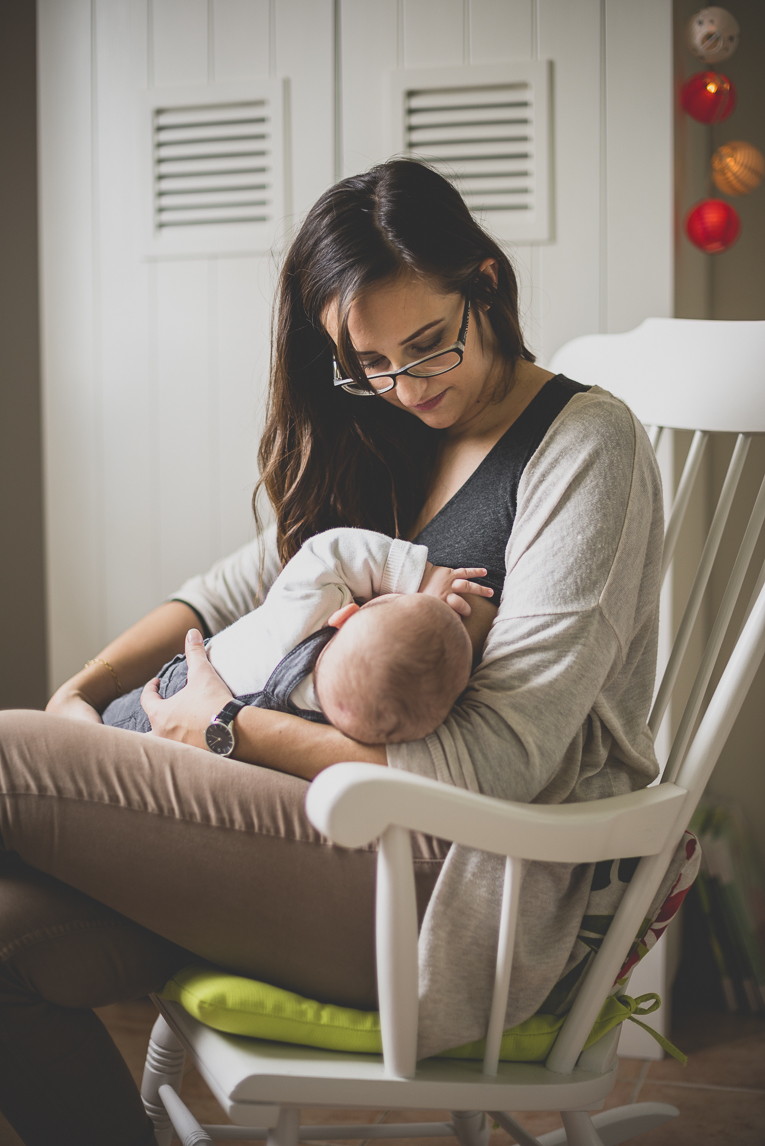 Séance bébé à domicile - femme allaite son enfant - Photographe bébé