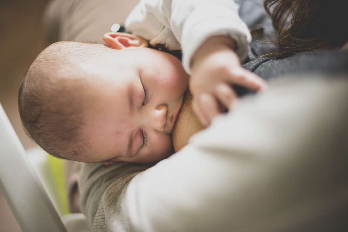 Séance bébé à domicile - bébé pendant l'allaitement - Photographe bébé