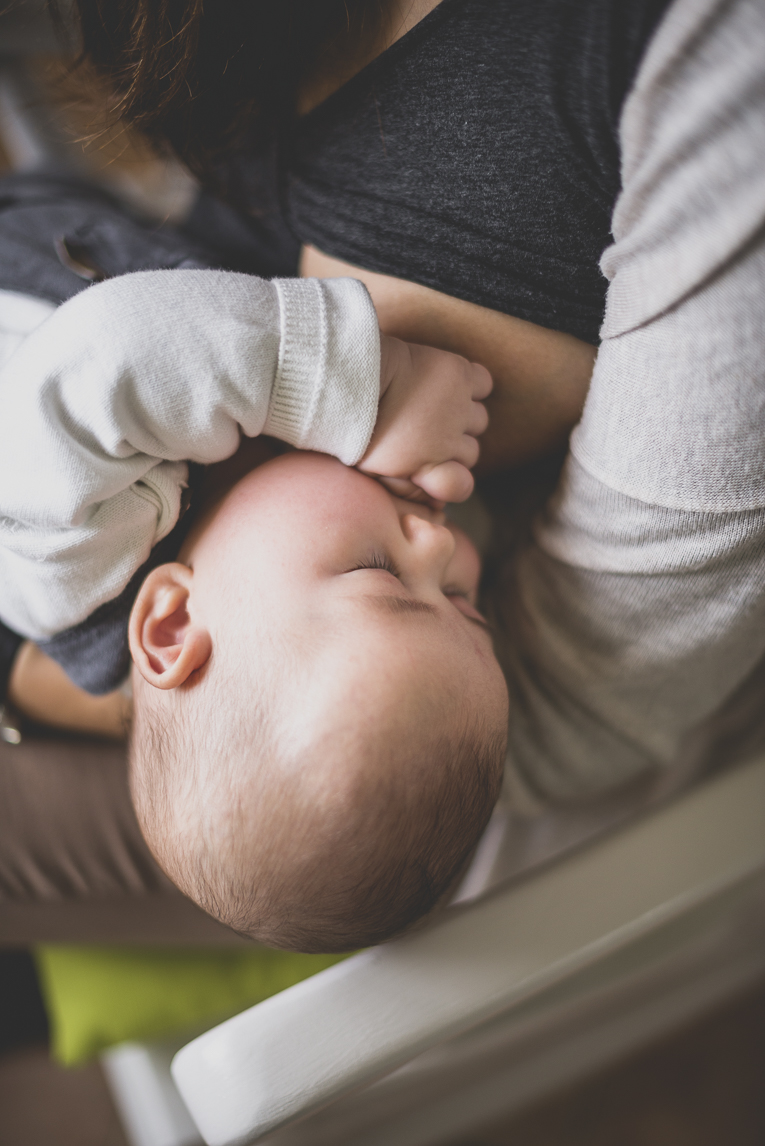 Séance bébé à domicile - bébé pendant allaitement - Photographe bébé
