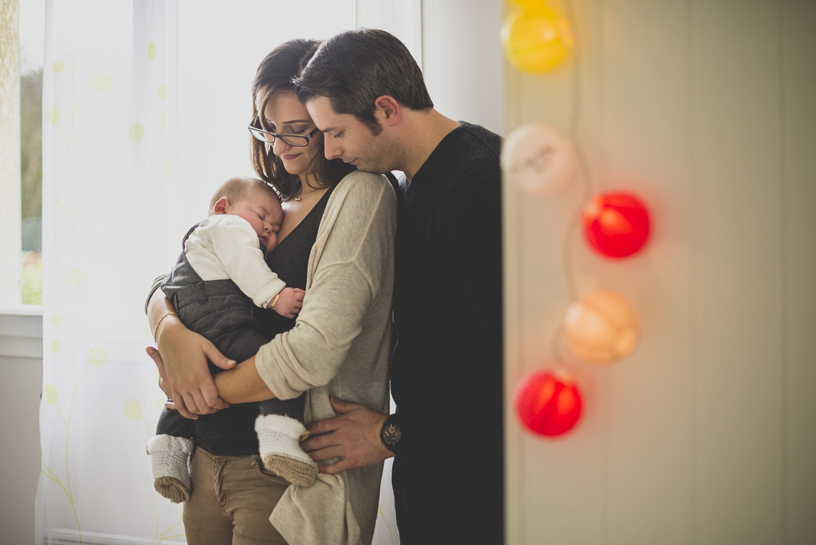 Séance bébé à domicile - papa maman et bébé - Photographe bébé