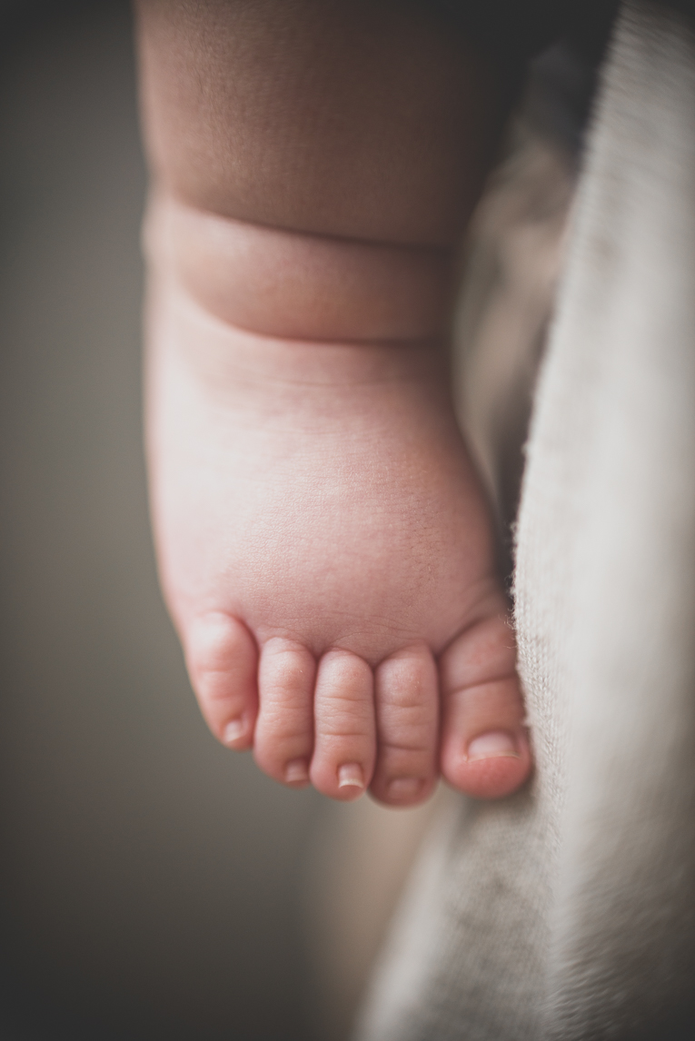 Séance bébé à domicile - gros plan pied de bébé - Photographe bébé