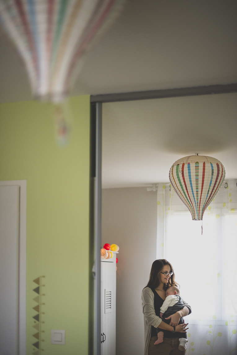 Séance bébé à domicile - maman et son bébé dans chambre d'enfant - Photographe bébé