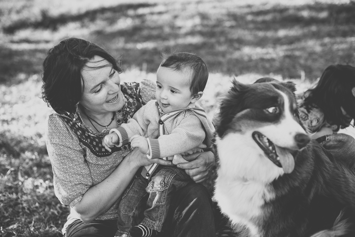 Séance photo en famille Ariège - maman bébé et chien - Photographe famille
