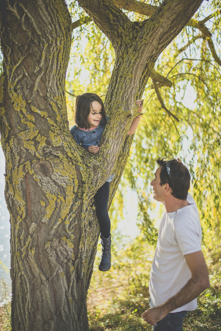 Séance photo en famille Ariège - petite fille dans un arbre - Photographe famille