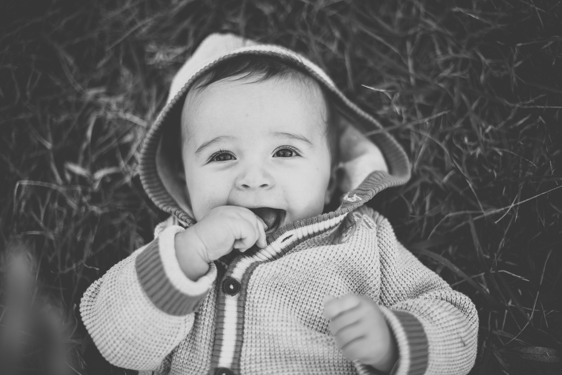 Séance photo en famille Ariège - portrait bébé dans l'herbe - Photographe famille