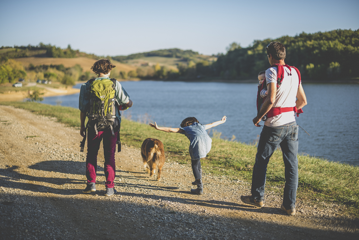 Séance photo en famille Ariège - famille marche près d'un lac - Photographe famille