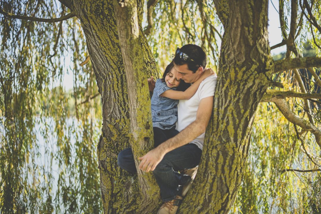 Séance photo en famille Ariège - papa et petite fille dans un arbre - Photographe famille