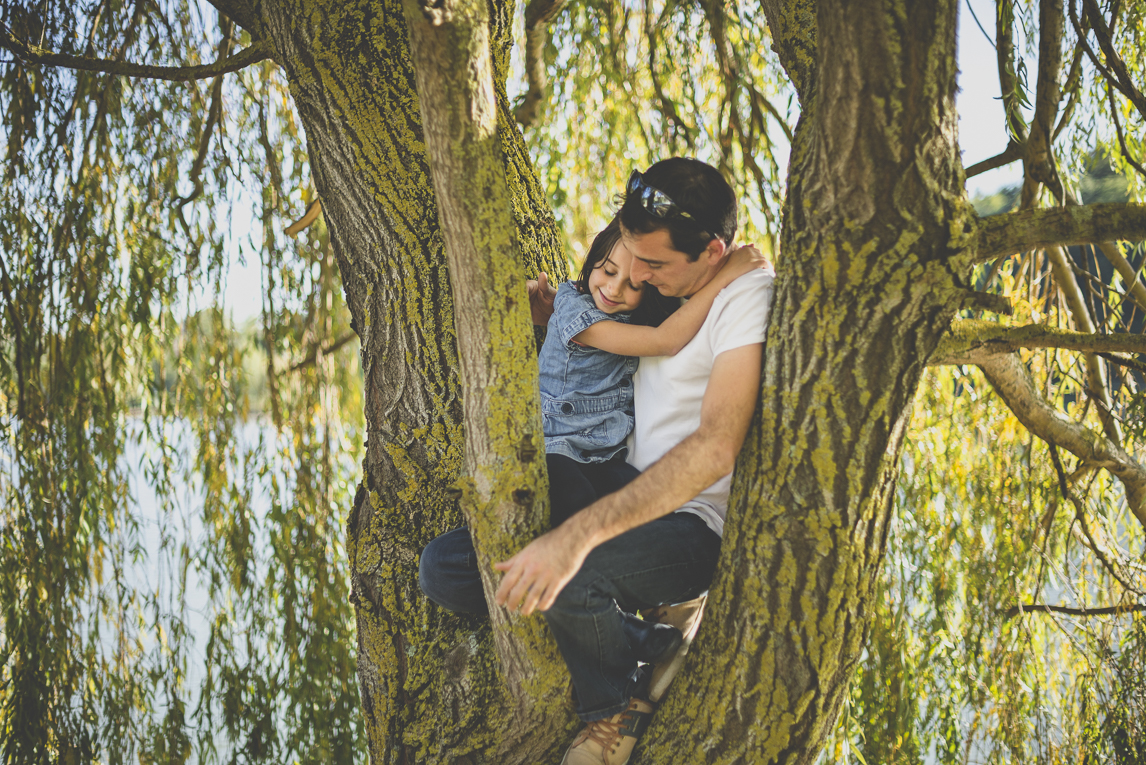 Family photo session Ariège - dad and little girl in tree - Family Photographer