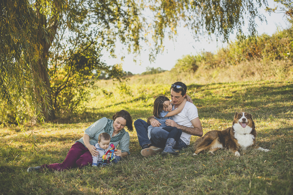 Séance photo en famille Ariège - famille dans l'herbe - Photographe famille