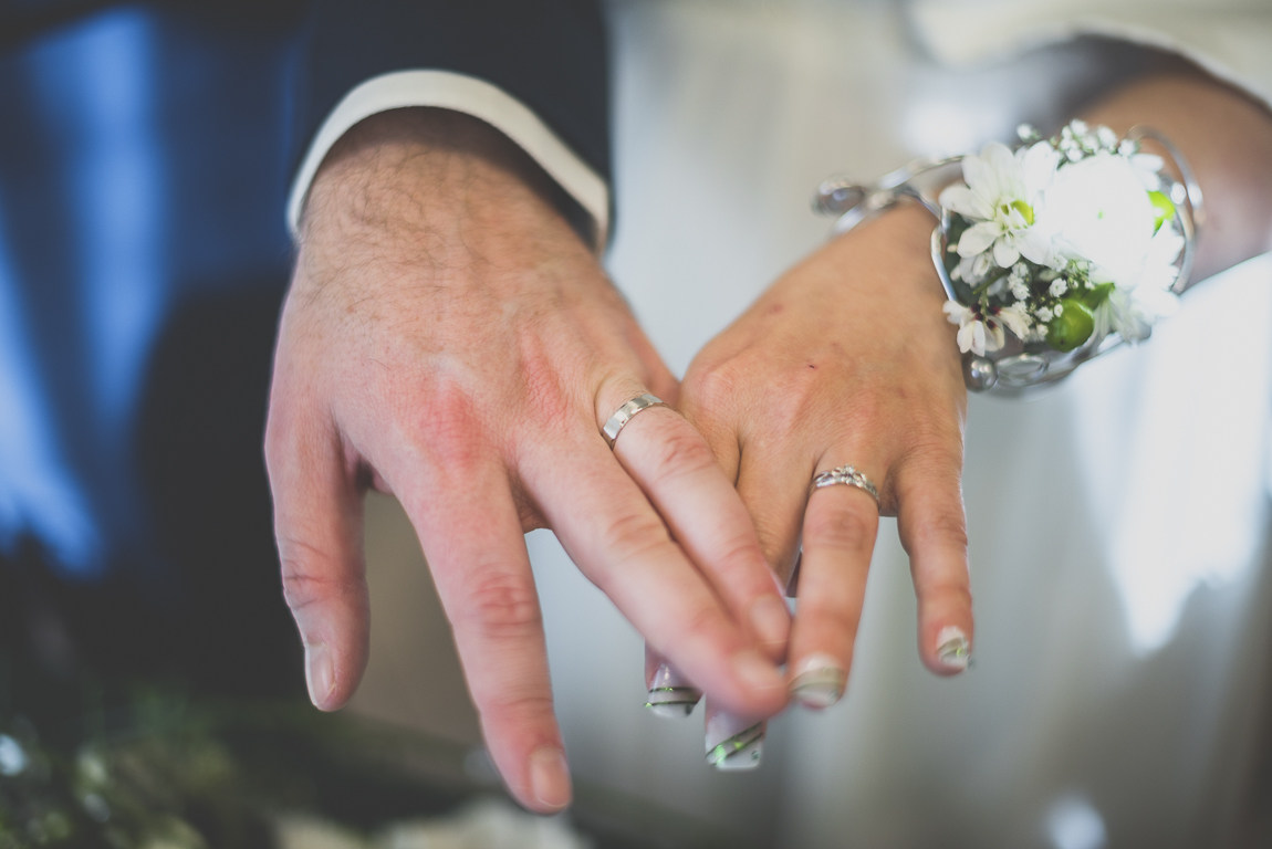 Reportage mariage hiver - mains des mariés avec leurs alliances - Photographe mariage