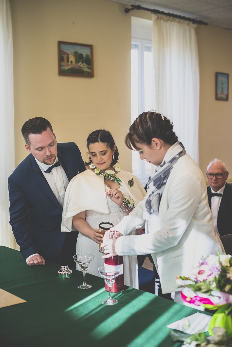 Reportage mariage hiver - témoin ouvre bouteille pendant cérémonie civile - Photographe mariage