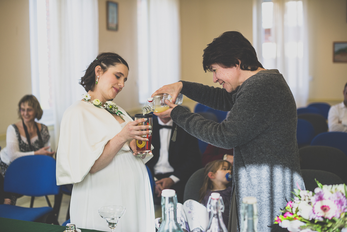 Reportage mariage hiver - témoin verse jus de fruits pendant cérémonie civile - Photographe mariage