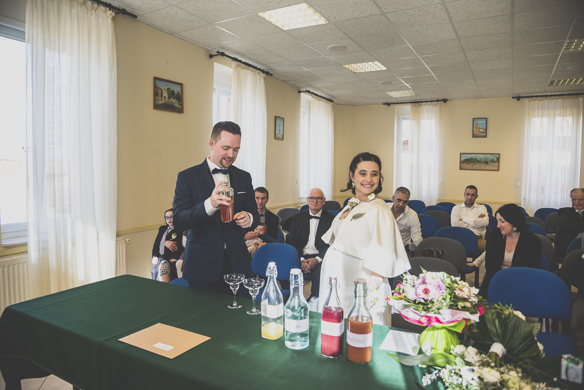 Reportage mariage hiver - marié mélange jus de fruits pendant cérémonie civile - Photographe mariage
